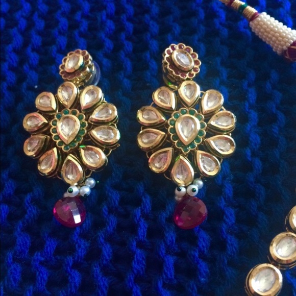 Extremely Royal Kundan gold plated necklace set. - Picture 3 of 4
